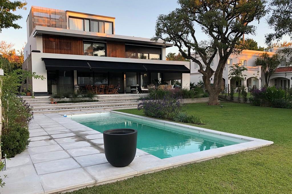 Puertas y Ventanas de PVC aberturas con perfiles REHAU Negro Beccar